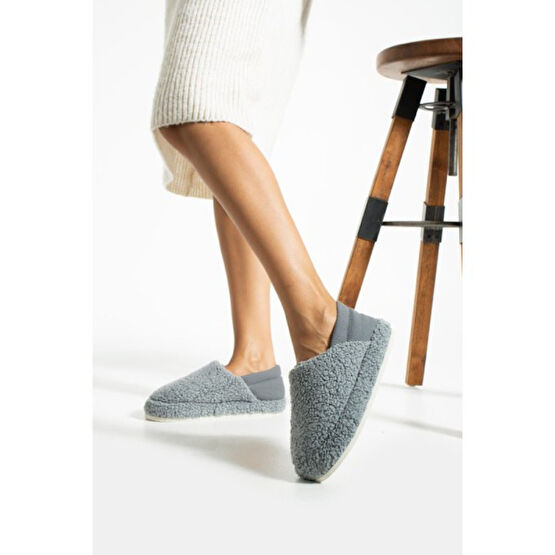 Trios Shoes Kadın Lastikli Kaymaz Taban Peluş Ev Botu Panduf TS1153 Panduflar Fiyatı