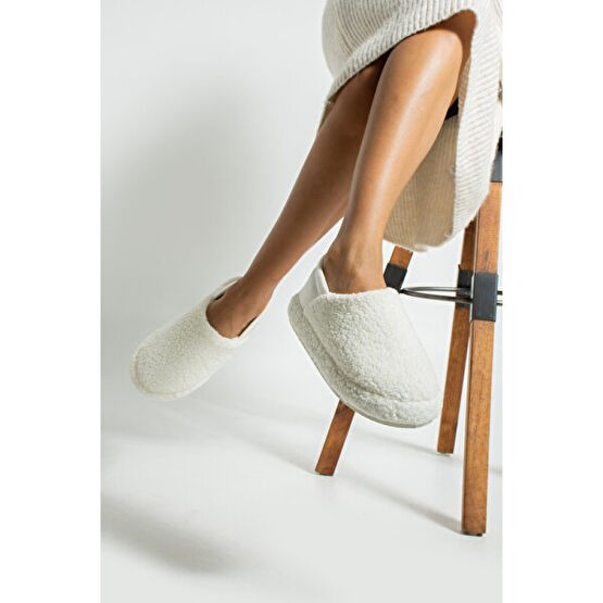 Trios Shoes Kadın Lastikli Kaymaz Taban Peluş Ev Botu Panduf TS1153 Panduflar Fiyatı